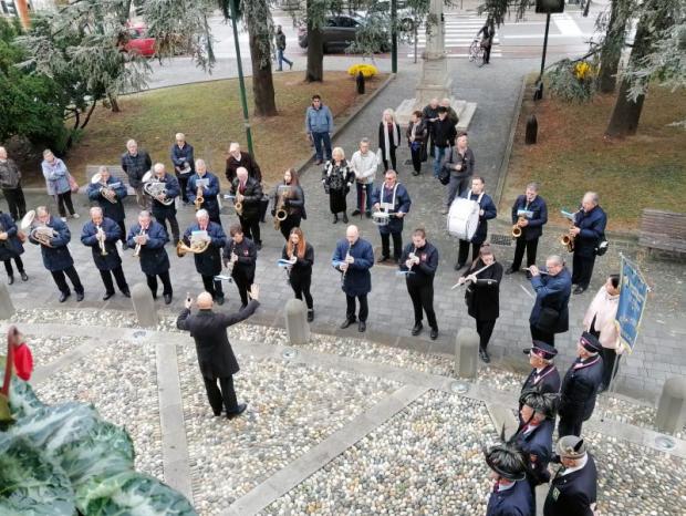 Vista dall'alto di una banda musicale che si esibisce in un piazzale urbano