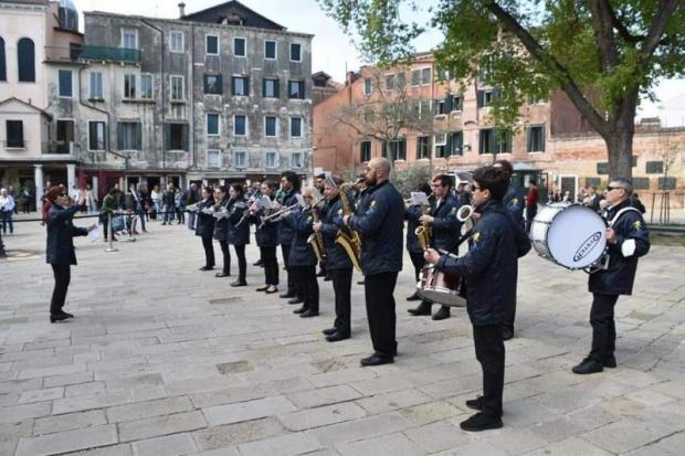 Una banda suona in un campo di Venezia