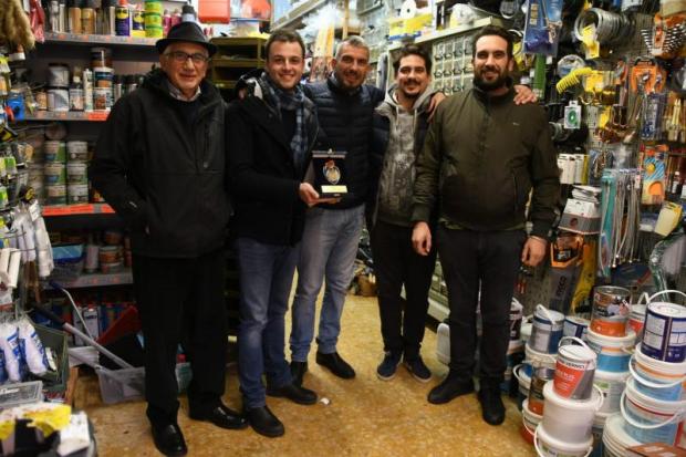 La consegna della targa celebrativa