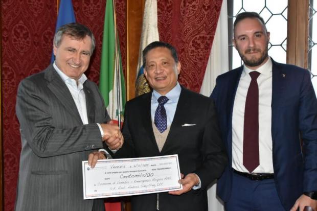 La consegna dell'assegno