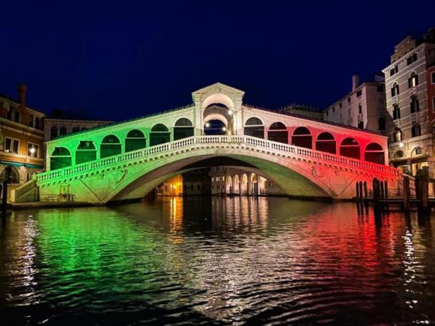 Il ponte di Rialto illuminato dal tricolore