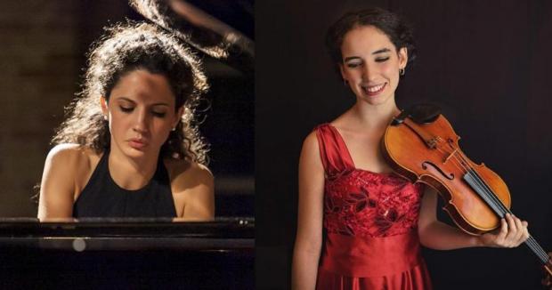 A sx primo piano di una pianista con cappelli ricci; a a dx mezzobusto di una violinista che posa col suo strumento