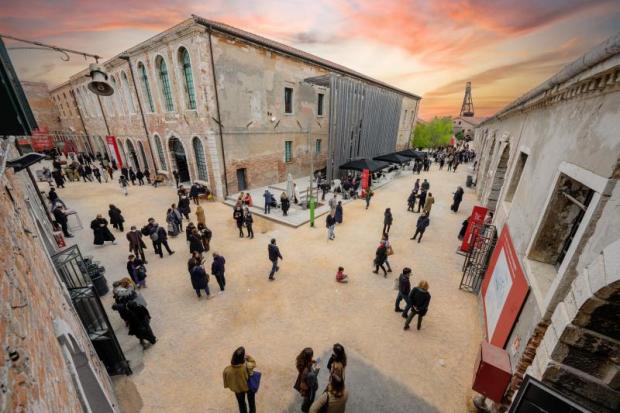 crediti: Foto Andrea Avezzù – Courtesy La Biennale di Venezia persone alla Biennale