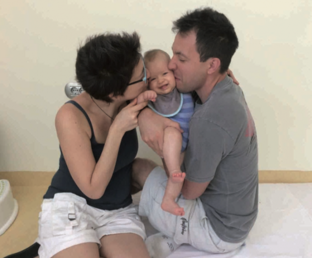 Immagine della locandina: genitori con bimbo