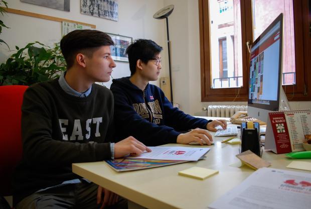 due studenti al computer