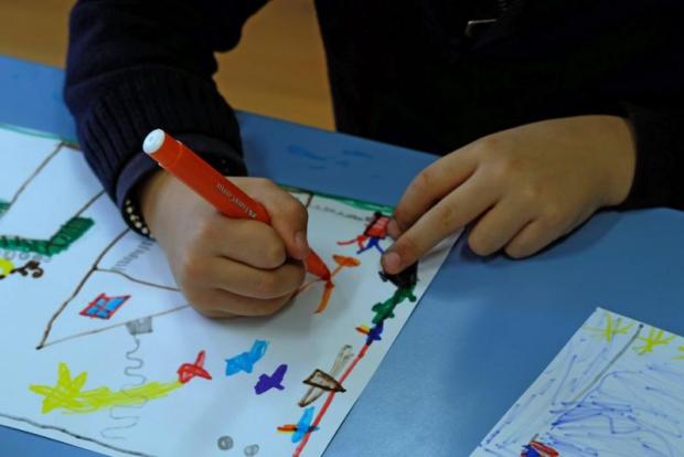 bambino che disegna