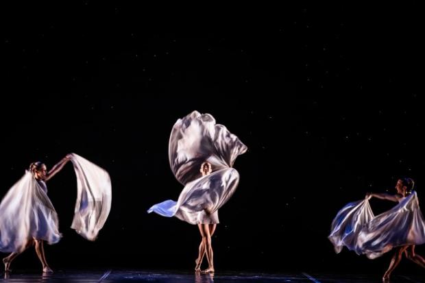 Momix BathsofCaracalla- © Renato Mangolin Momix BathsofCaracalla- © Renato Mangolin