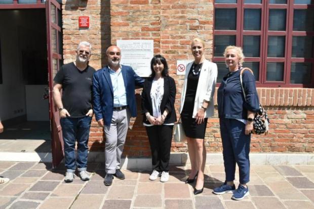 Besio con insegnati della scuola