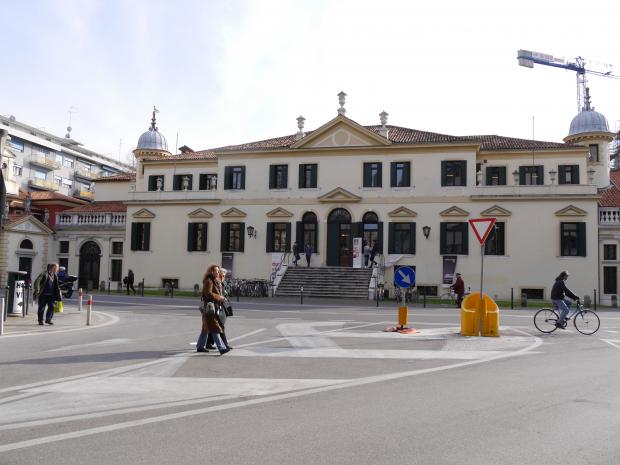 Biblioteca civica Vez