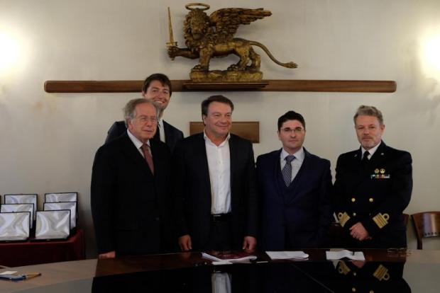La firma dell'accordo con i rappresentanti degli enti