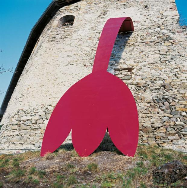 installazione artistica (ricorda un enorme tulipano rosso sottospora, adagiato a un muro))