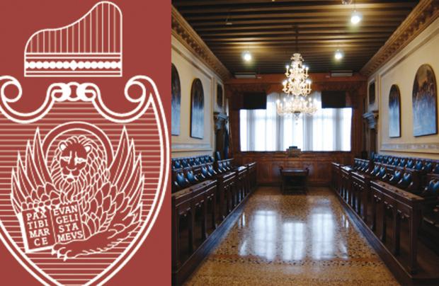 Sala consiglio con logo