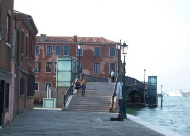 Lavori pubblici: addio agli ascensori del ponte Longo all'isola della  Giudecca. Zaccariotto: Intervento previsto dal PEBA. Ora nuove soluzioni  per l'accessibilità