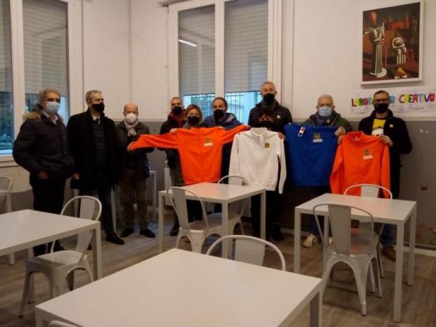 Un momento della consegna delle felpe alla Casa dell'Ospitalità di Mestre