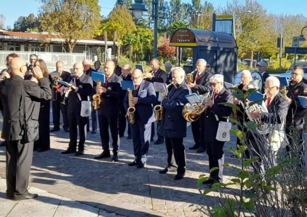 Banda musicale di esibisce all'aperto in un piazzale