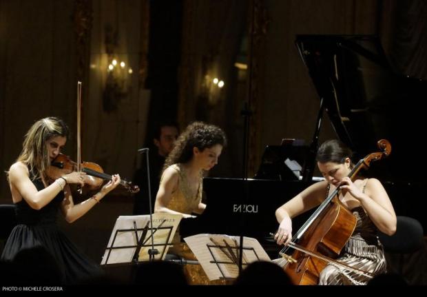 La violinista Emma Parmigiani, la violoncellista Ludovica Rana e la pianista Maddalena Giacopuzzi