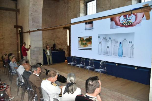 Pubblico davanti a una presentazione video