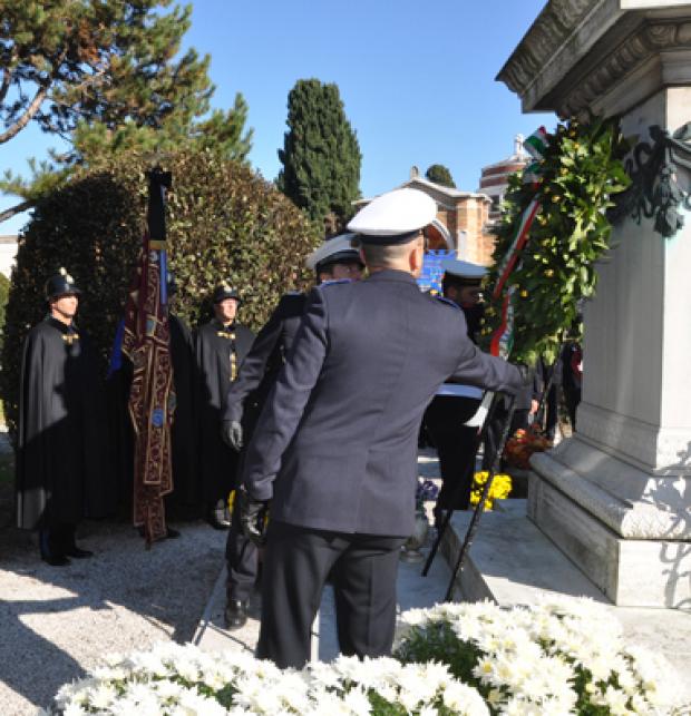 Corona d'alloro al cimitero