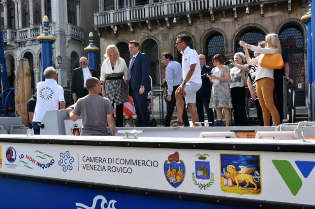 Barca attracca di fronte al Comune