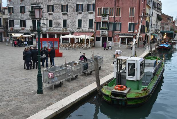 Barca dei rifiuti Veritas ormeggiata nel rio di San Barnaba