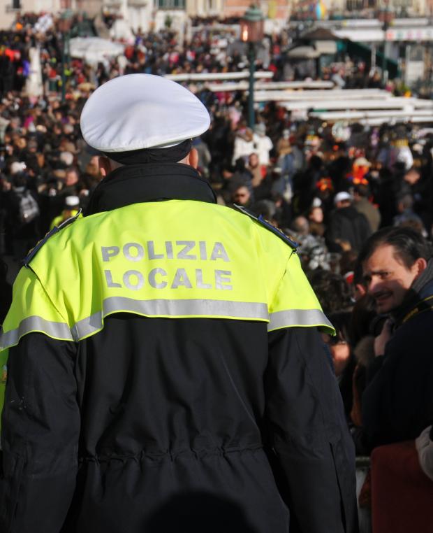 Vigile in situaziohne di affollamento in centro storico