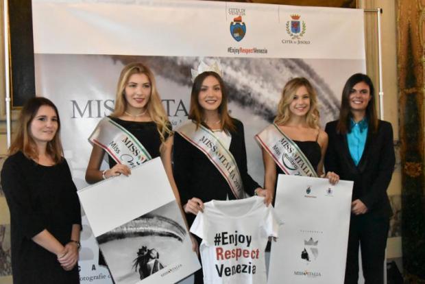 Presentazione calendari Miss Italia 2018 con presidente Damiano e Miss