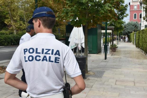 Agente della Polizia locale in Gran viale Santa Maria Elisabetta