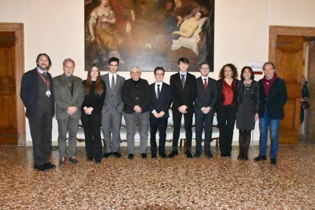 Foto di gruppo assessore e studenti
