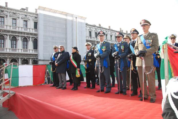 foto con vicesindaco colle e autorità sul palco