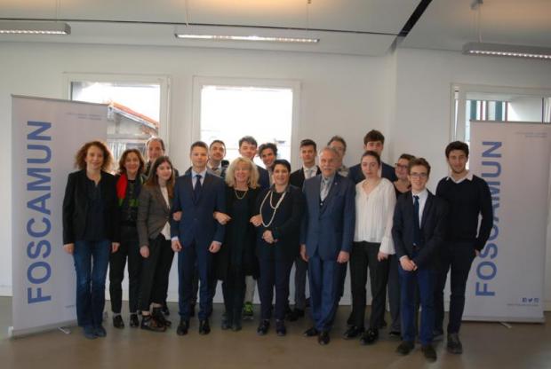 La vicesindaco Colle con alcuni studenti impegnati nel Foscamun 2017