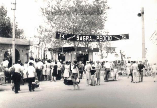 Vecchia foto in b/n che ritrae numerose persone che stanno per entrare alla Sagra del Peocio