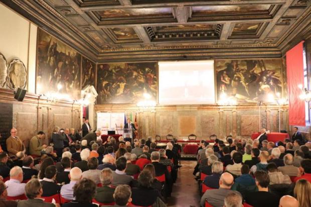 Sala del convegno con De Martin relatore davanti al pubblico