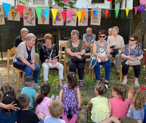 I bambini ascoltano i residenti del Centro Don Bosco