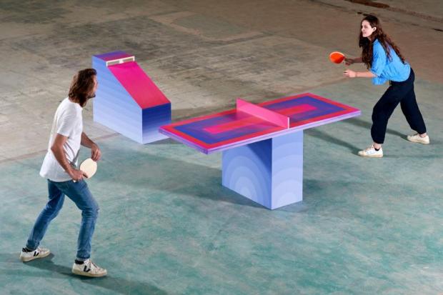 Elaborazione grafica: un uomo e una donna giocano a ping pong in un ambiente virtuale