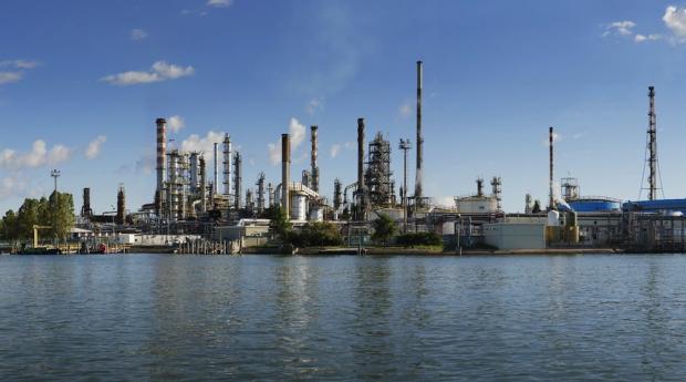 La raffineria dell'Eni a Marghera