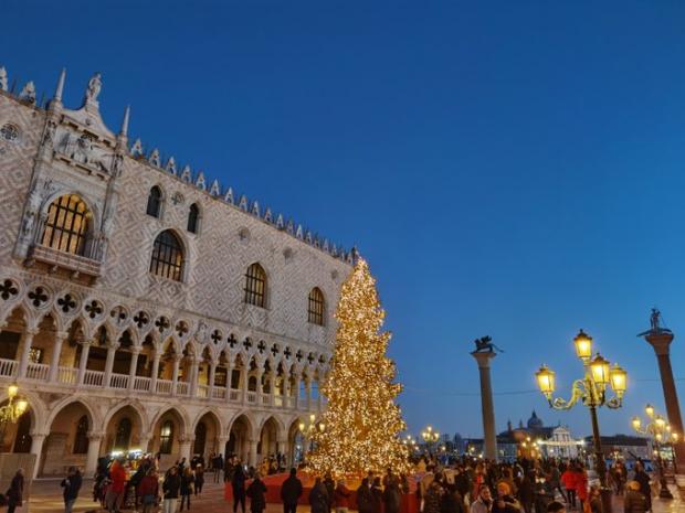 Palazzo Ducale e albero Natale