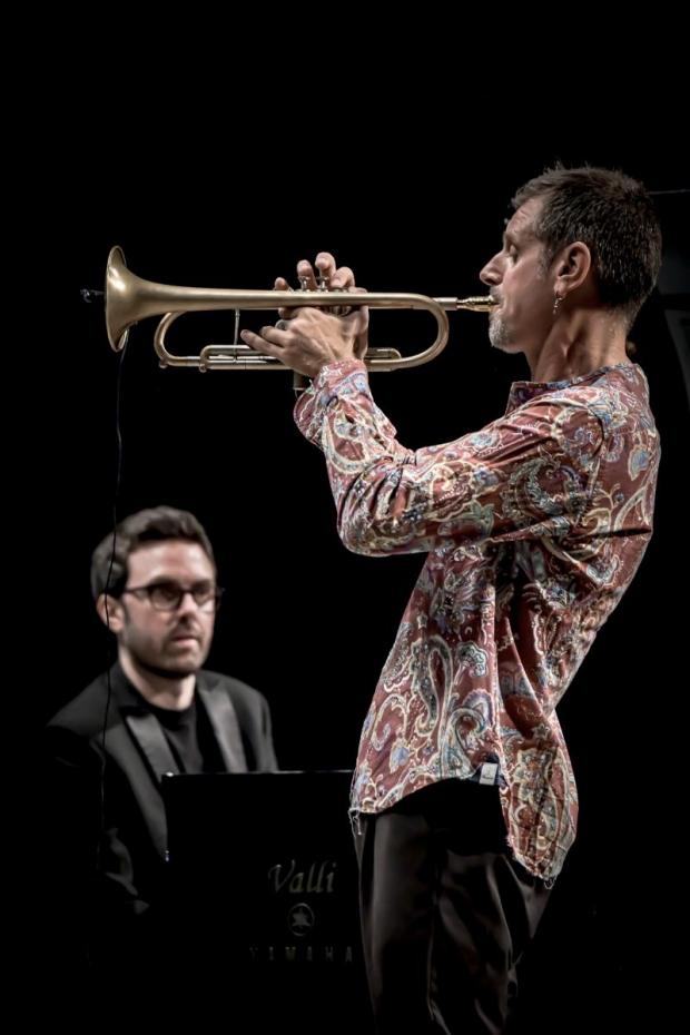 Fabrizio Bosso & Julian OLiver Mazzariello LIVE 2_210627_5659 (© Roberto Cifarelli) Fabrizio Bosso & Julian OLiver Mazzariello LIVE 2_210627_5659 (© Roberto Cifarelli)