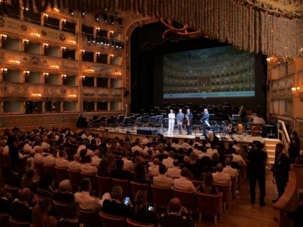 Sindaco sul palco del teatro