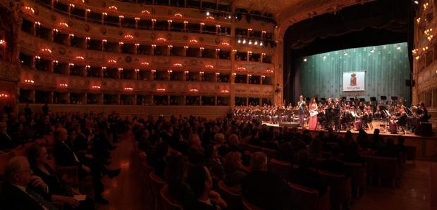 Concerto Banda della Polizia di Stato, saluti del sindaco dal palco