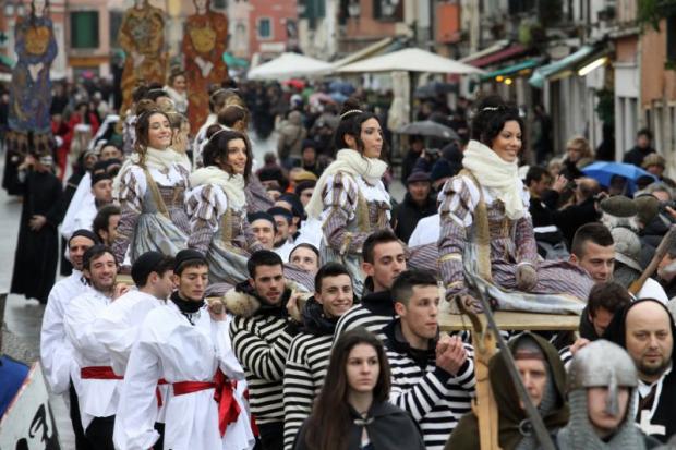 Corteo con le "Marie"