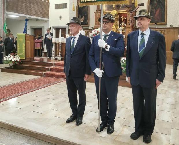 Tre alpini in riga all'interno di una chiesa