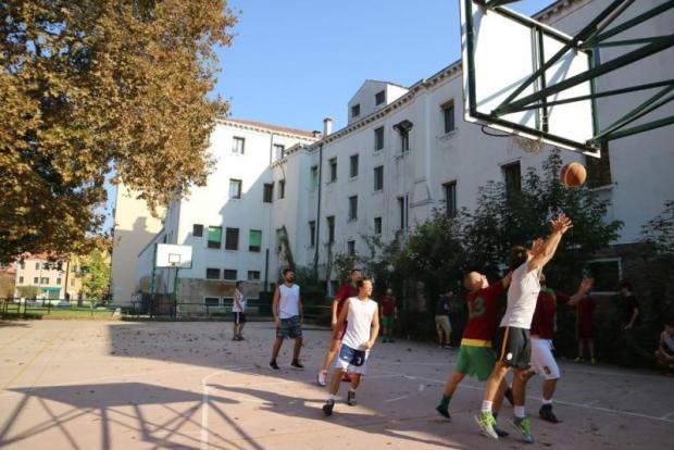 partita di basket all'aperto