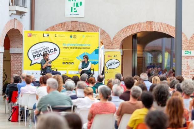 Pubblico a un festival culturale, visto di spalle