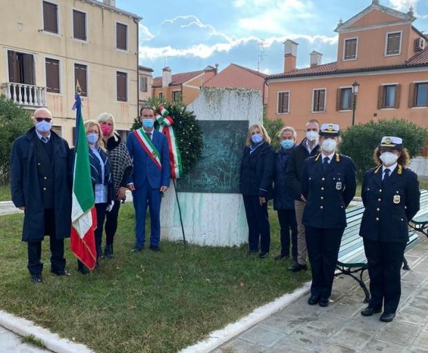 La posa della corona alla cerimonia di commemorazione dell'affondamento del piroscafo "Giudecca"