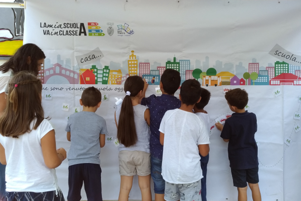 Bambini attaccano adesivo