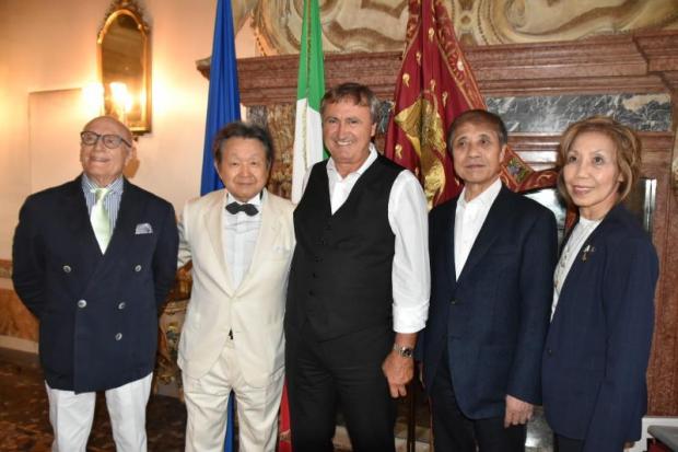 Foto istituzionale nello studio del sindaco