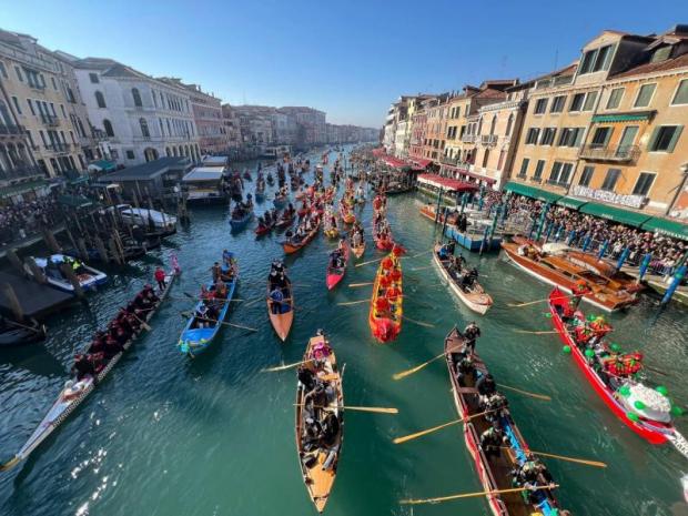 Il corteo acqueo e lo scoppio della pantegana danno il via ufficiale ai  festeggiamenti. Il sindaco Brugnaro: “Invito tutti a venire a Venezia per  festeggiare con noi nel rispetto che la città