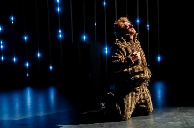 attore in scena vestito da orso attore in scena vestito da orso