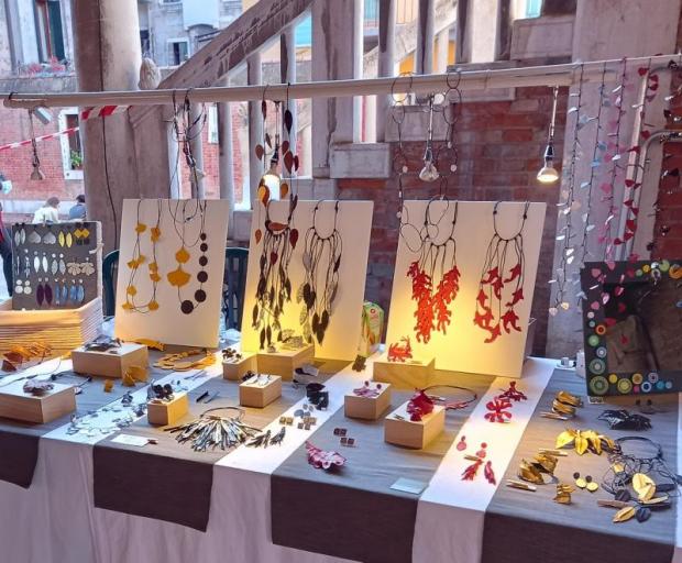 Bigiotteria esposta su un banco di un mercatino all'aperto