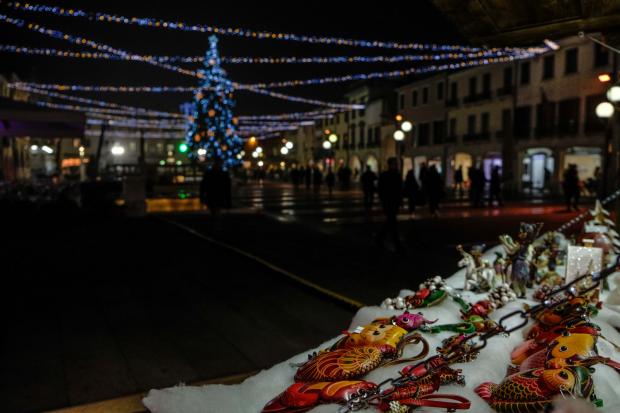 p.za Ferretto a Natale con albero e mercatini